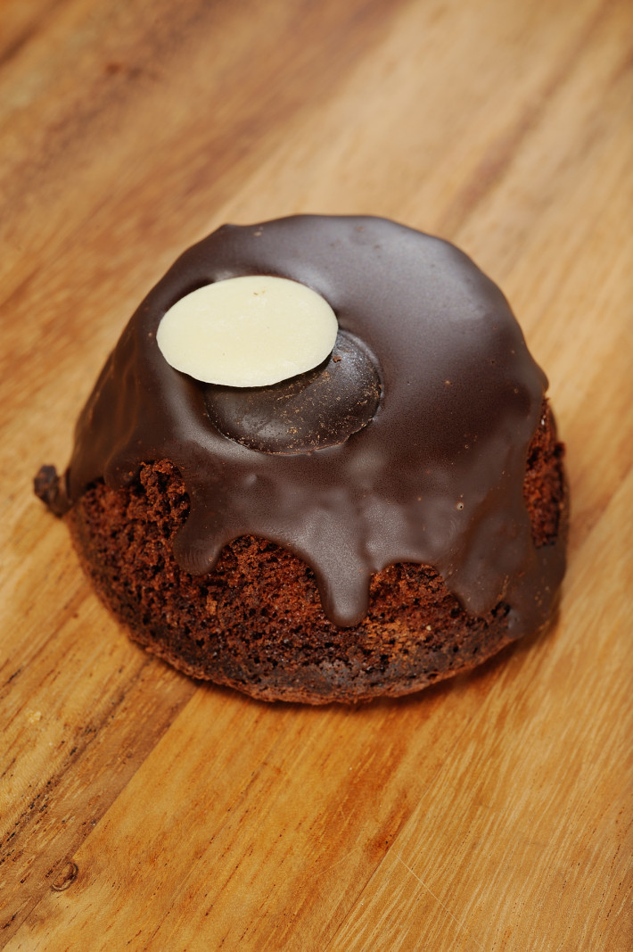 Flourless chocolate cake with chocolate ganache